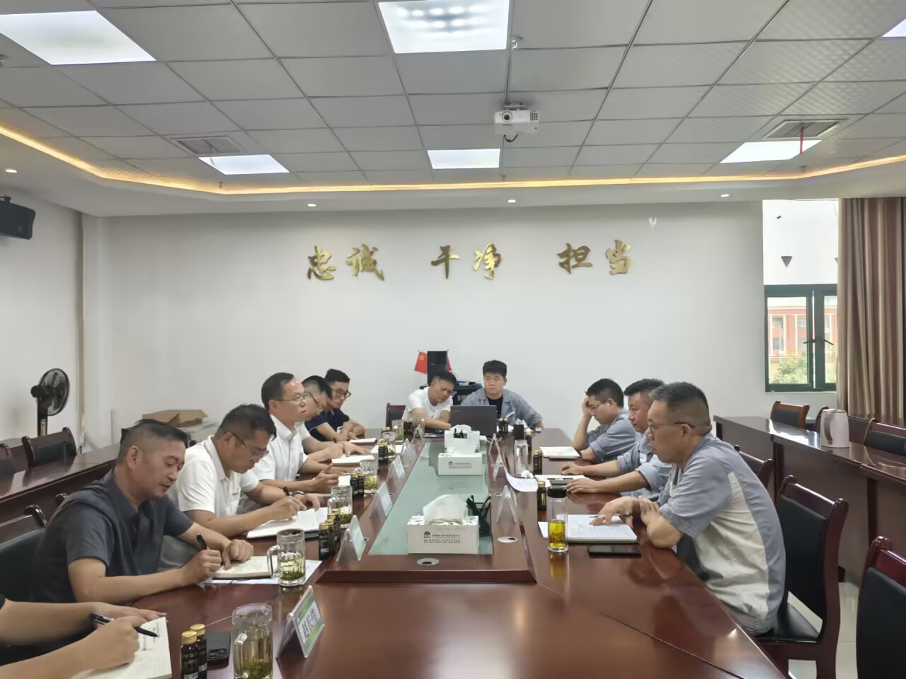 水城經開區(qū)領導到能礦錳業(yè)考察洽談