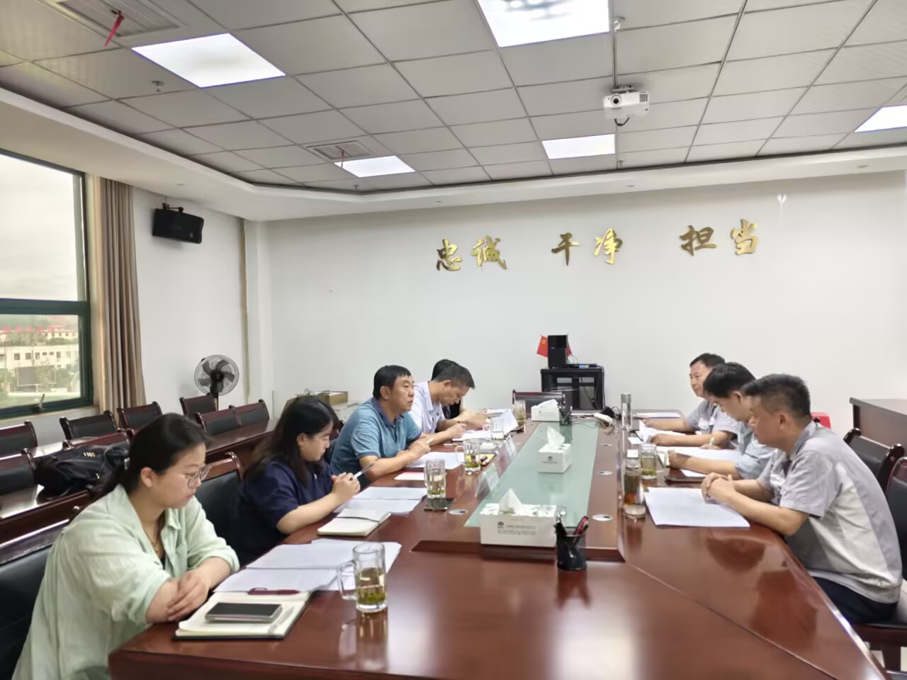 集團黨委委員、總會計師雷治昌一行到能礦錳業(yè)調研債權債務、資產盤活等工作
